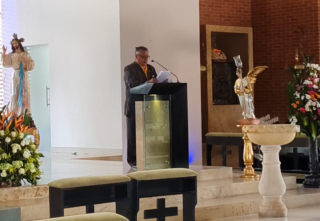 Celebración de la Sagrada Eucaristía durante el evento de reconocimiento al ESMAD